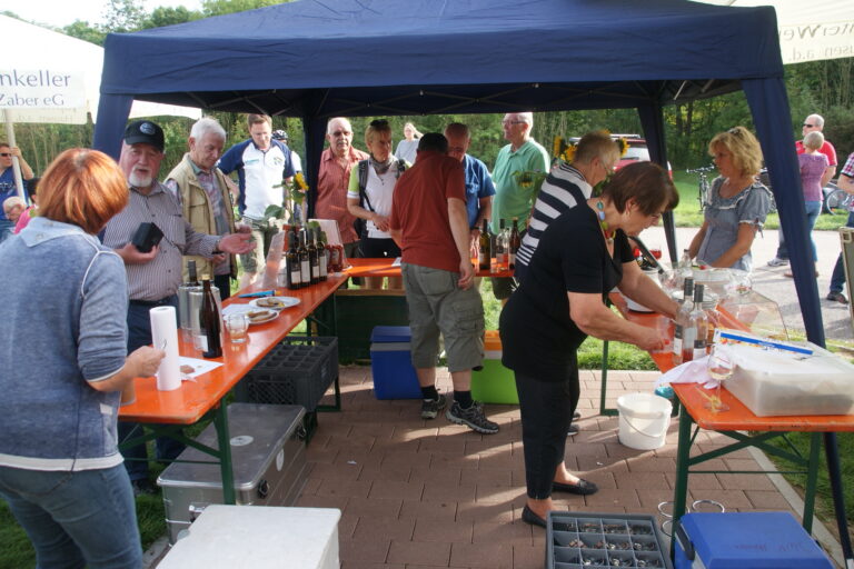 Helfer der Weinbruderschaft beim Weinausschank unter dem Pavillon