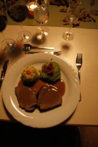 Angerichteter Teller und Weingläser beim Abend Kochen mit Wein