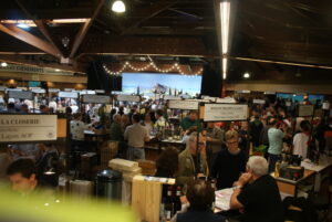Messehalle des Salon de Vin in Charnay les Macon mit Ausstellerständen