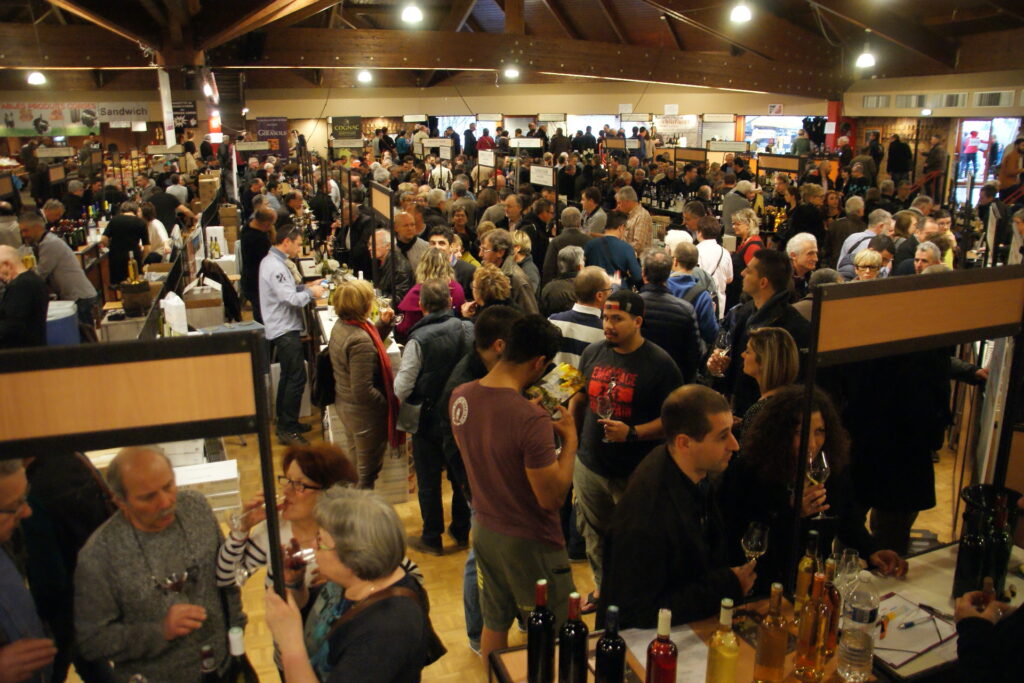 Besucher an den Ständen der Weinmesse in Charnay les Macon