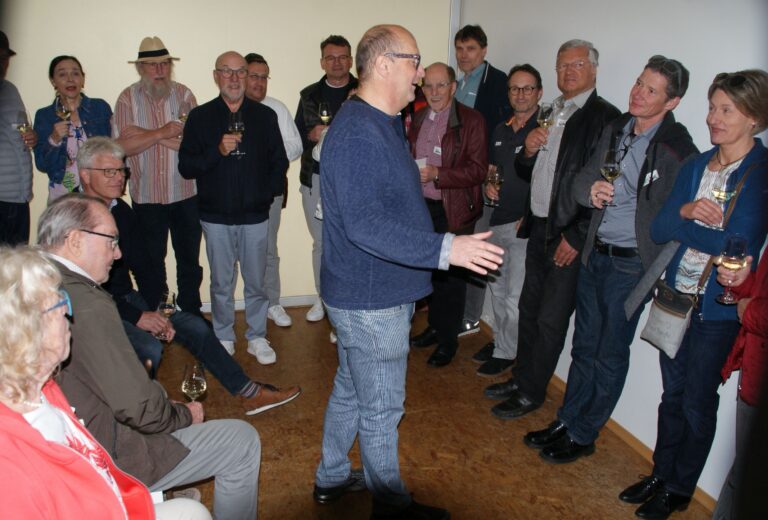 Die Weinbruderschaft bei einer Weinprobe im Rheingau
