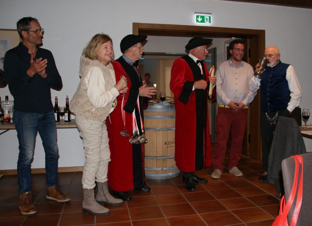 Aufnahmezeremonie der Weinbruderschaft, der Ordensmeister überreicht Urkunde und Tastevin